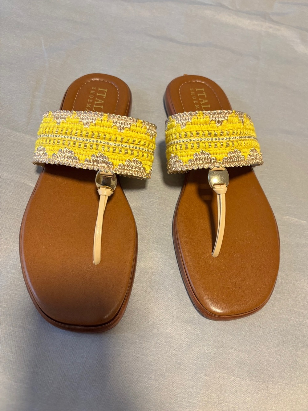 NWOT Italian Shoemakers Yellow Raffia Thong Sandals with Golden Details, size 9.